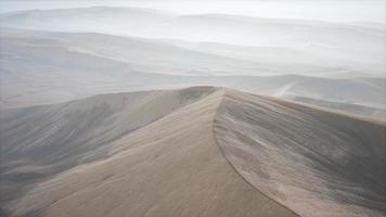 dunas del desierto de arena roja en la niebla video