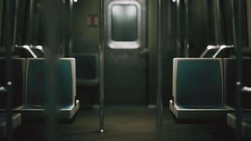 Dentro del viejo vagón de metro no modernizado en EE.UU. video