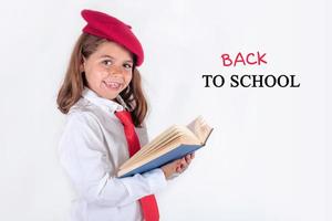 niña feliz con un libro, regreso a la escuela foto