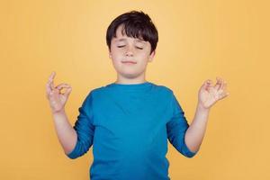 retrato de niño en meditación de yoga foto