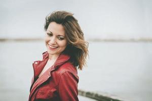 mujer joven sonriente foto