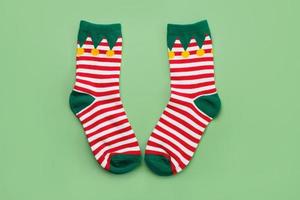 Feliz Navidad. vista superior de calcetines navideños. fondo del concepto de navidad foto