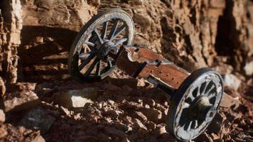 ancienne arme à feu historique dans le canyon de pierre video