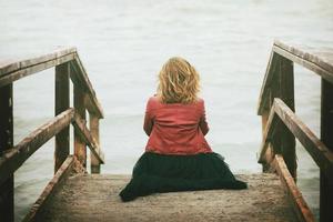 mujer pensativa miró al mar foto