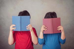 niños leyendo un libro foto