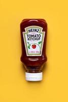 botella de salsa de tomate heinz foto