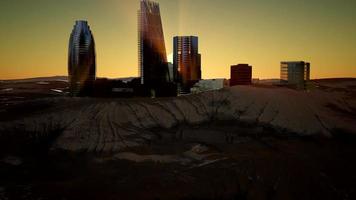 Wolkenkratzer der Stadt in der Wüste video