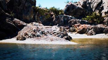 vista costiera di una spiaggia di sabbia con scogliere video