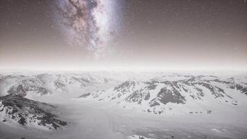 via lattea sopra il terreno innevato video