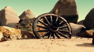 roue de chariot de vieille tradition sur le sable video