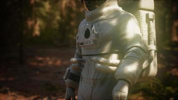 eenzame astronaut in donker bos video