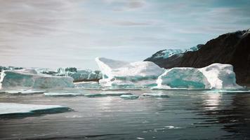 grandes icebergs cerca de la región de Groenlandia video