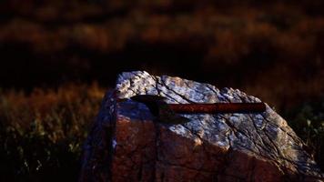 machado de guerra para viking na rocha ao pôr do sol