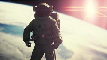 astronaut som arbetar på ett rymdskepp. bildelement från nasa video