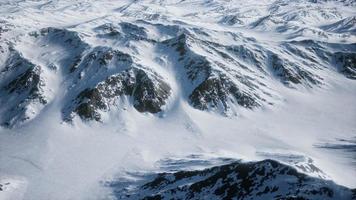 8k paesaggio aereo di montagne innevate e coste ghiacciate in Antartide video