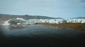 großer Gletscher an der Küste der Antarktis ein sonniger Sommernachmittag video