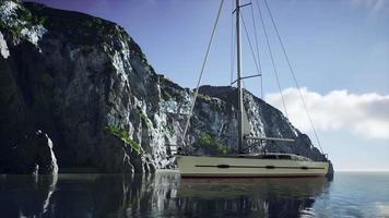 yacht dans la mer avec une île rocheuse verdoyante video