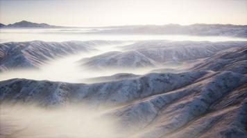 Berglandschaft mit tiefem Nebel am Morgen video