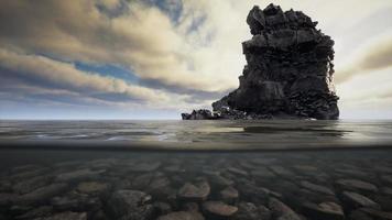 paisaje marino oceánico con cielo y olas oceánicas divididas por la línea de flotación en la parte submarina video