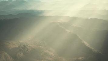 paysage désertique volcanique aérien avec des rayons de lumière video