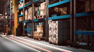 riesiges Distributionslager mit Kartons in hohen Regalen video