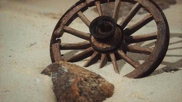 grande roue en bois dans le sable video