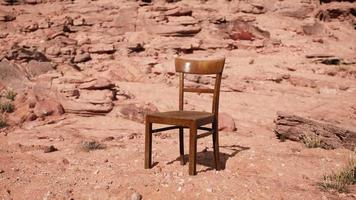 vieille chaise en bois sur les rochers du grand canyon video