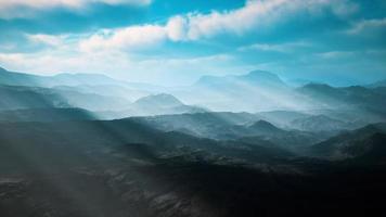 paisagem aérea do deserto vulcânico com raios de luz video