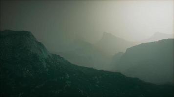 niebla matutina en la montaña de afganistán video