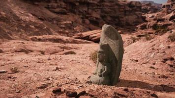 estátua antiga no deserto de rochas video