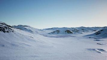 paisagem aérea de montanhas nevadas e costas geladas na Antártida video