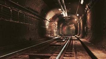 profondo tunnel della metropolitana in costruzione video