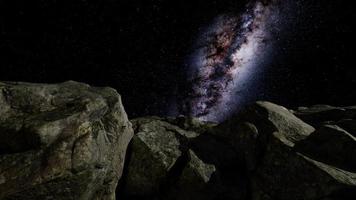 Sentiers d'étoiles d'astrophotographie 4k sur les parois du canyon de grès. video