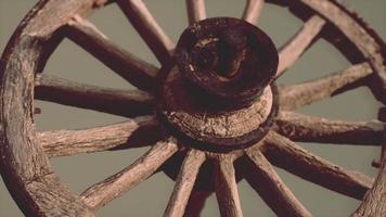 roue en bois vintage rustique faite à la main utilisée dans les wagons médiévaux video