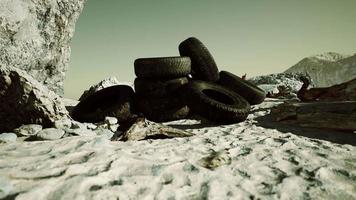 vecchi pneumatici per auto sulla spiaggia video