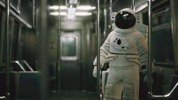 Astronauta de 8k dentro del viejo vagón de metro no modernizado en EE. UU.