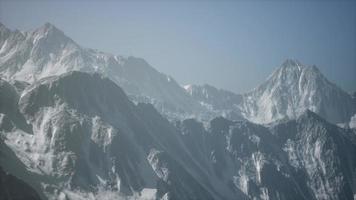 grands sommets de montagne aux beaux jours video