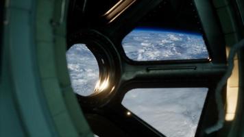 uitzicht vanuit de cockpit vanuit het internationale ruimtestation dat in de buurt van de planeet aarde opereert video