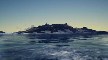 8k montagne ricoperte di ghiaccio nel paesaggio antartico video