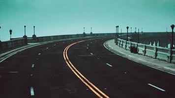 fragmento de puente vacío cerca de las montañas video