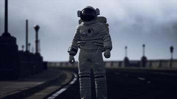 Astronaut geht mitten auf einer Straße video