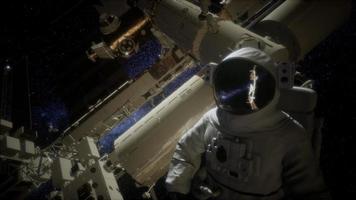 astronauta fuori dalla stazione spaziale internazionale in una passeggiata spaziale video