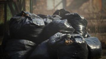 sacos de lixo de plástico no meio-fio fora do prédio da cidade video