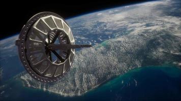 futuristisk rymdsatellit som kretsar runt jorden video
