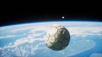 viejo balón de fútbol en el espacio en órbita terrestre video