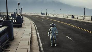 Astronaut im Raumanzug auf der Straßenbrücke video