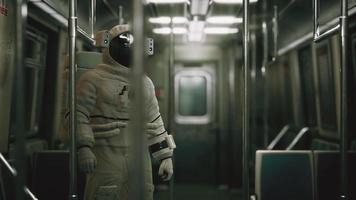 astronauta dentro do antigo vagão de metrô não modernizado nos eua video