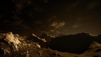 nuages sombres sur la vallée volcanique avec de l'herbe et des rochers video