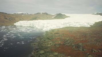 stor glaciär i bergen i alaska på sommaren video