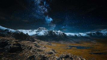 montaña del himalaya con estrella en la noche